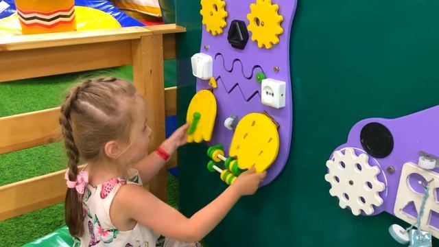 ДЕТИ ИГРАЮТ В ДЕТСКОМ ПАРКЕ / СУПЕР ПАРК РАЗВЛЕЧЕНИЙ / CHILDREN'S PLAY CENTER смотреть онлайн