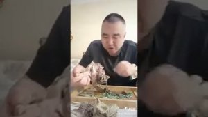 Китайец ест голову баранины!