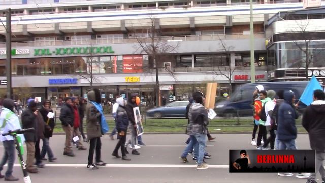 Демонстрация африканцев в Берлине. 