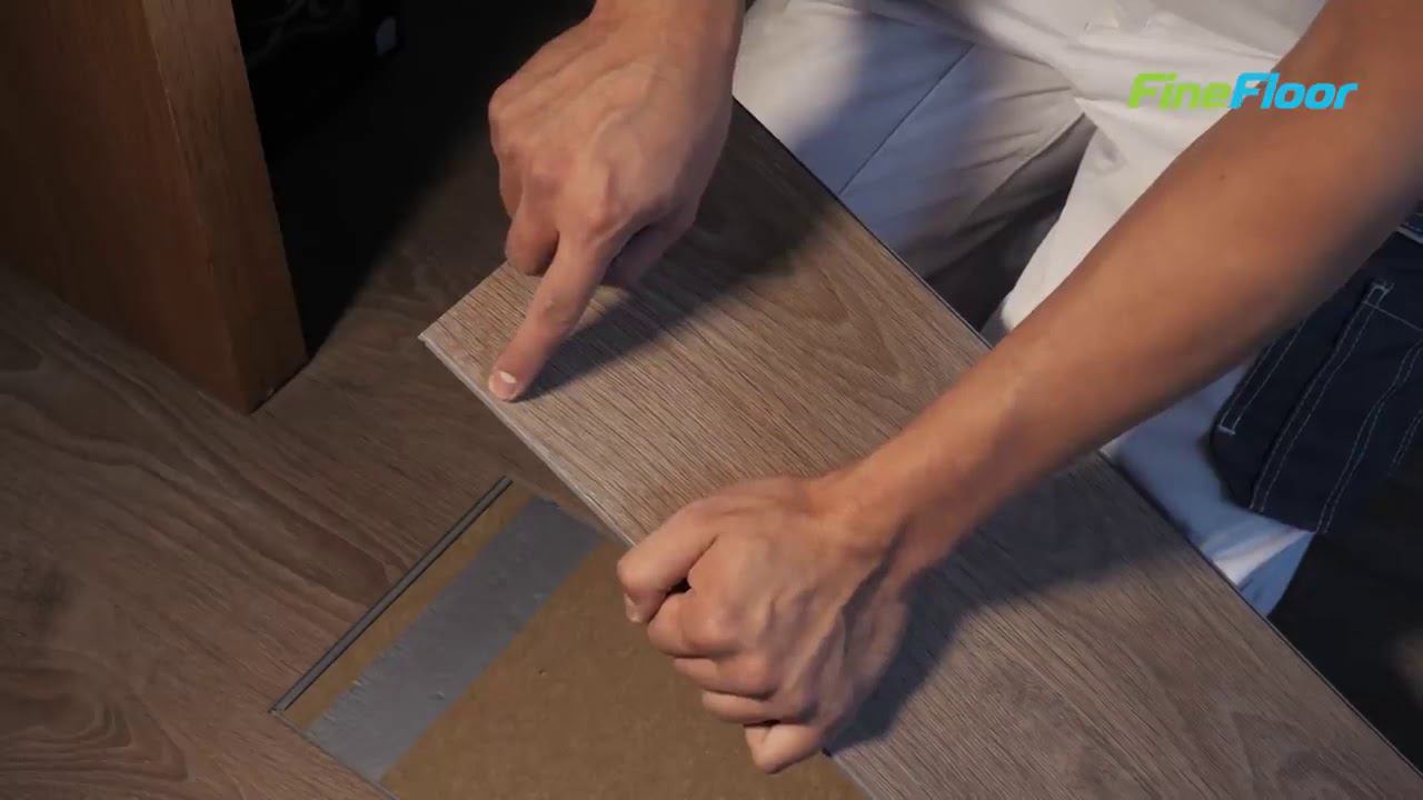 Замена поврежденной планки кварц винила Ремонт замковой плитки ПВХ смотреть онлайн