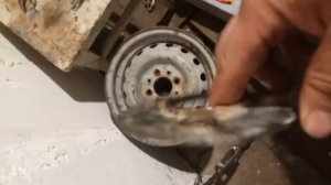 С четырех шпилек на три, R 13 штамповка на трёх болтах.