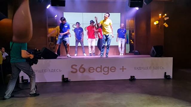 Презентовать гаджеты с помощью... танца! На алматинском показе от Samsung Electronics смотреть онлайн