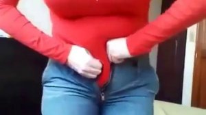 девушка с с животиком и большими сиськами не может влезть в маленькие джинсы