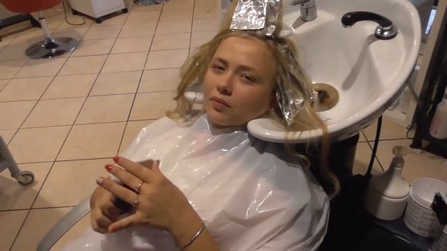 СТРИЖКА И ПОКРАСКА СОФИИ парикмахерская в италии ВЫВОДИМ ВШИ смотреть онлайн