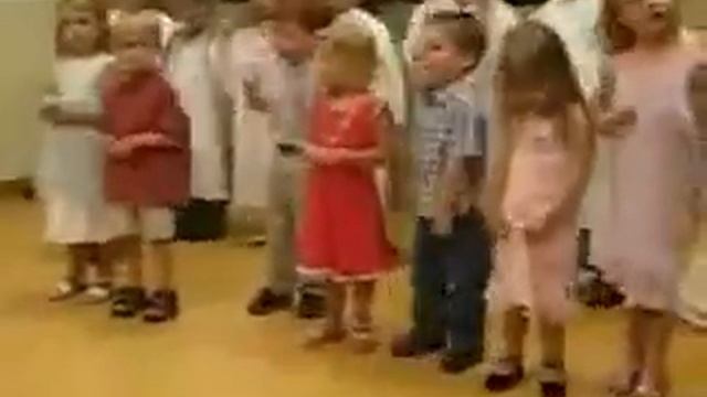 Смешное видео где дети поют, а мальчишку колбасит смотреть онлайн