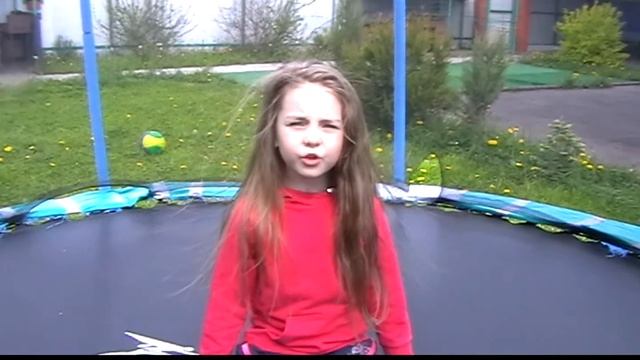 Почему электризуются волосы на батуте? смотреть онлайн