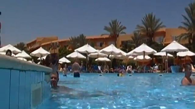 Вид на бассейн в отеле AA AMWAJ HOTEL & RESORT смотреть онлайн