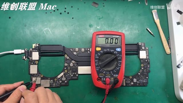 17年苹果MacBook Pro A1706板载硬盘“文件夹”标识、键盘触控板失灵成功维修案例 смотреть онлайн