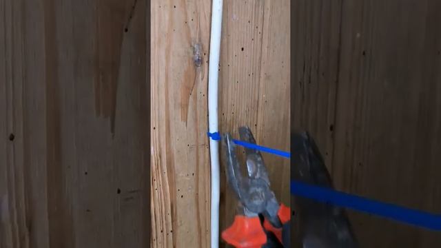 Фиксация кабеля стяжками. смотреть онлайн