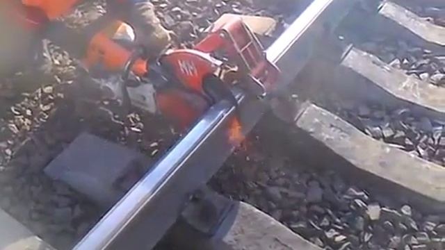 STIHL для резки рельс. Рельсорезный станок. Как распилить рельсы. смотреть онлайн