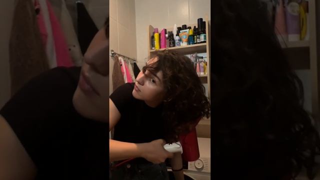 Укладываем волнистую челку #кудрявыйметод #укладкаволос #бьюти смотреть онлайн