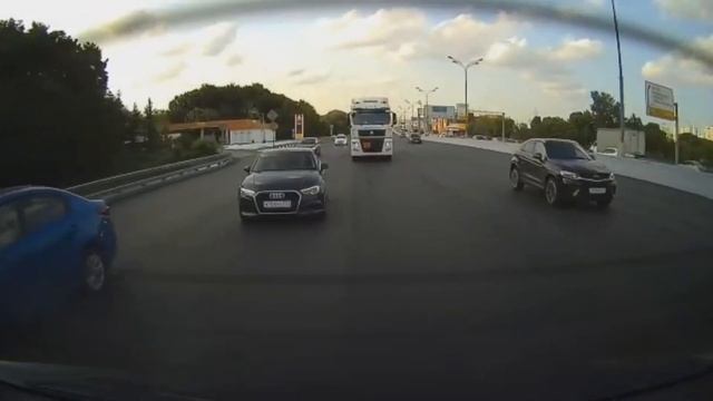 Мотоциклист задевает буртик снятого асфальта перед фурой ...