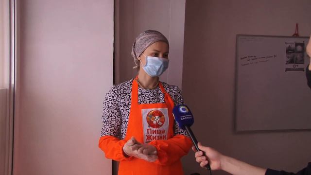 Предприниматели и волонтеры помогают пожилым смотреть онлайн