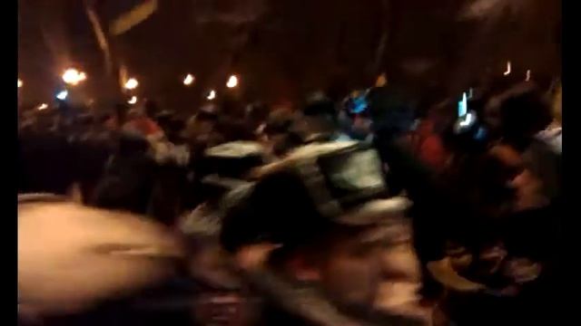 "Титушки" рушат палатку возле дома офицеров на глазах у милиции смотреть онлайн