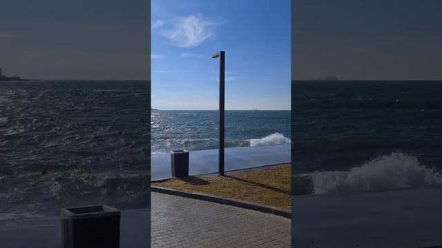 Мраморное море волнуется. Никогда не видела таких больших волн в Стамбуле раньше смотреть онлайн