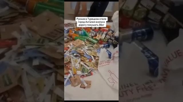 русские набрали укралив турецком отеле покушать на дорогу. Ruslar otelden yemek götürmek istedi