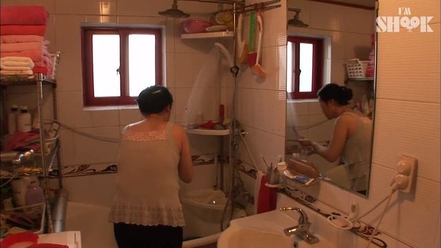 Is She a Ghost? or a Human? A Woman with 12 cm Long Red Nail смотреть онлайн