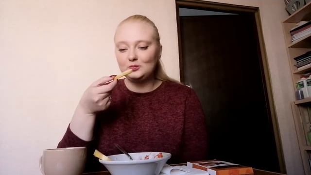 Мукбанг. Грудка в сырном соусе с макаронами, сыр копчёный. Шоколад и кофе.