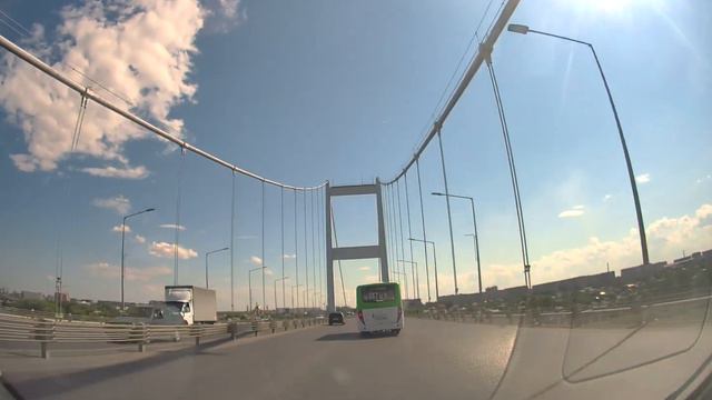 Мост через Иртыш, новые тягачи навстречу, большой кольцевой перекрёсток с красивой мечетью смотреть онлайн