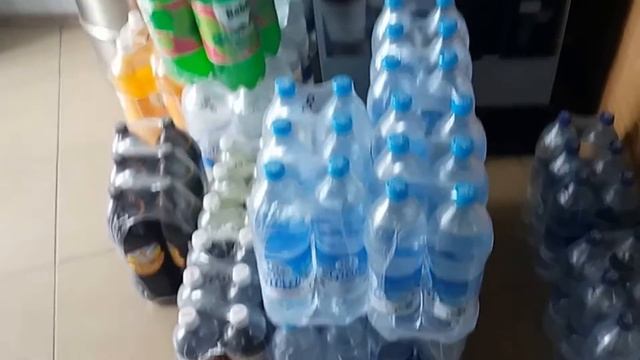 Ca sa ajungi la aparatul de cafea te indinzi un metru.Curaj.TV смотреть онлайн