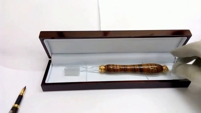 Ювелирная зубная щётка ручной работы из натурального дерева ЗЕБРАНО, с драгоценными камнями. смотреть онлайн