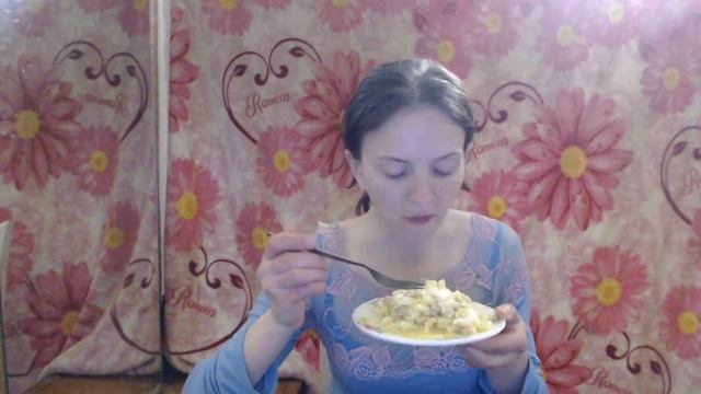 Трансляция Аппетитно Жареная картошка с луком, яйцами, колбаской смотреть онлайн
