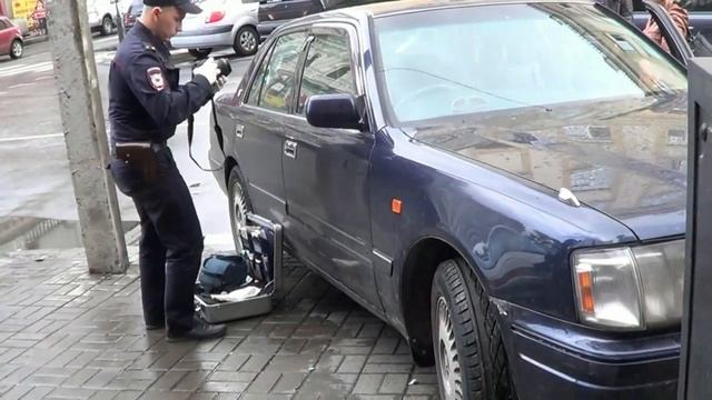 Вежливые полицейские задержали грабителей без зонта смотреть онлайн