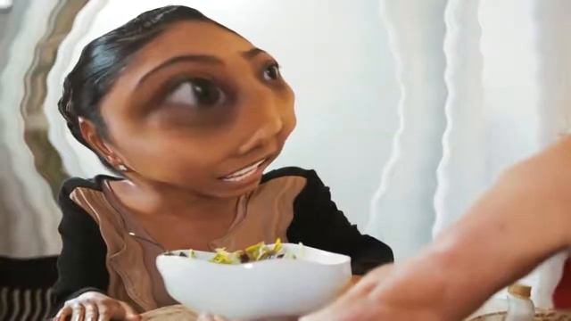 RIGHT IN FRONT OF MY SALAD смотреть онлайн