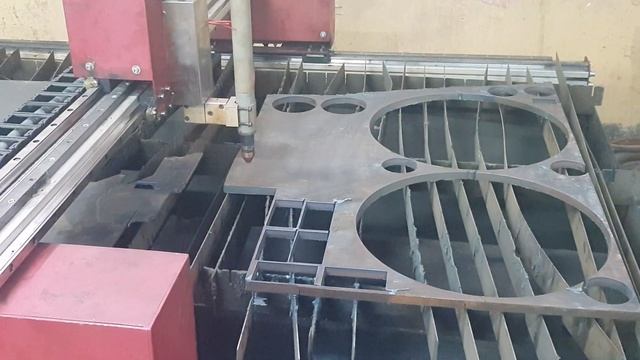 Плазменная резка листового металла.