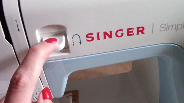 Présentation de la machine à coudre Singer Simple 3221 смотреть онлайн