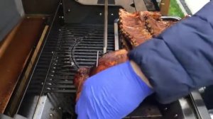 Свиные ребрышки по методу 3-2-1 на газовом гриле