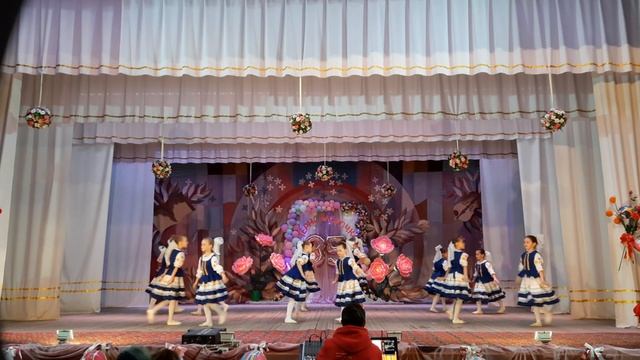 Образцовый художественный ансамбль народного танца Черноморочка, танец Русская плясовая смотреть онлайн