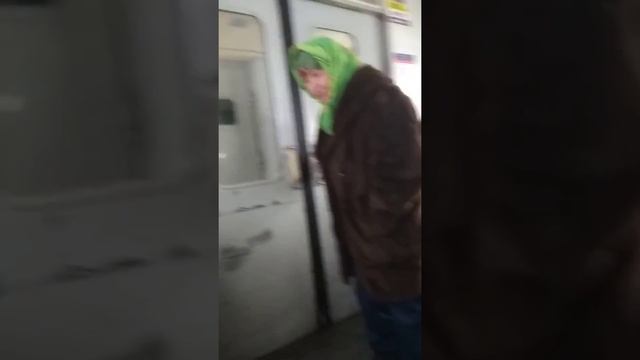 Пяная баба в электричке))) смотреть онлайн