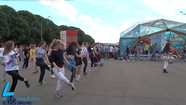 Обучение танцам в парке Горького смотреть онлайн