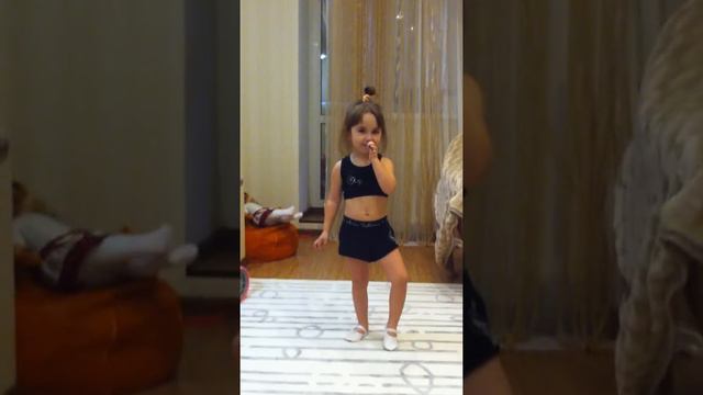 Два кусочека колбаски- поет Арина Дуда смотреть онлайн