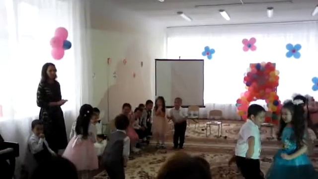 танец мамы и папы в детском саду)))шок!!! смотреть онлайн