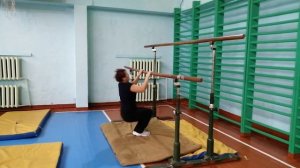 Комбинация на разновысотных брусьях