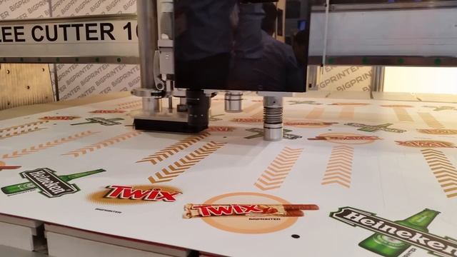 BIGZEE CUTTER working on DRUPA show смотреть онлайн