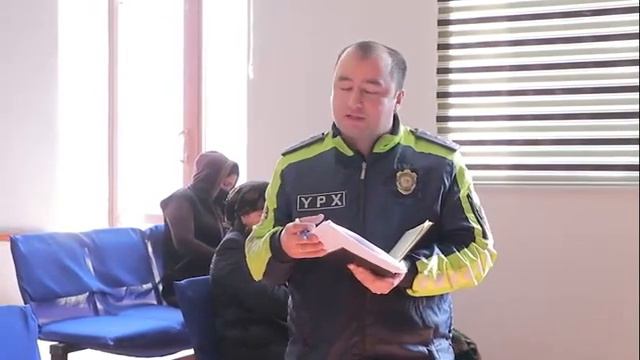 В Бухаре гражданину, который пнул автомобиль сотрудника ДПС, назначили 15 суток ареста смотреть онлайн