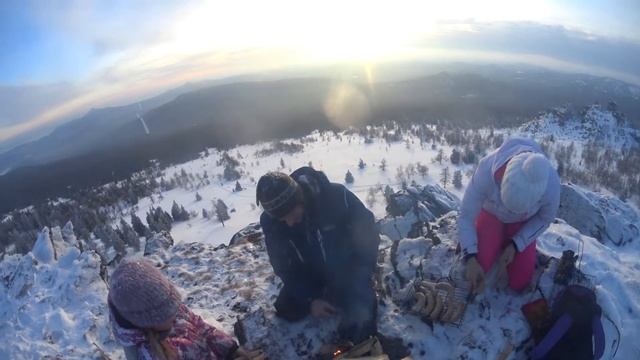 А вам слабо пожарить шашлык на вершине Ялангаса? смотреть онлайн