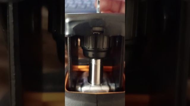 Люфт на сабле AEG BUS18SBL-0. Это нормально?