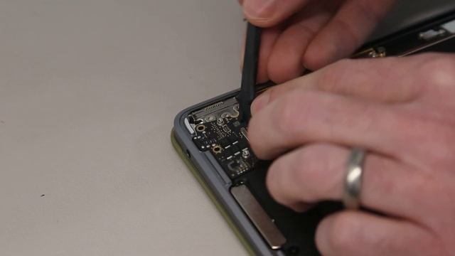 MacBook Air M1 (Late-2020) Audio/TouchID Board Replacement Guide смотреть онлайн