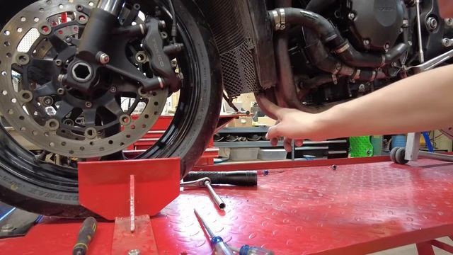 Remove And Install Radiator In A CBR 1000 | How To Change Radiator In A 2007 CBR 1000RR