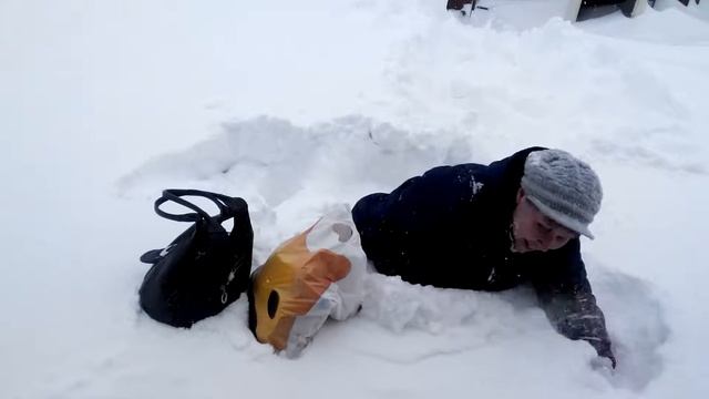 Огромные сугробы снега, 2016 год, г. Орск. смотреть онлайн