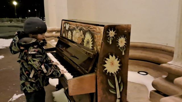 Поиграть на пианино в зимнем парке - кайф! смотреть онлайн