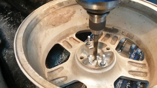Растачивание ЦО Peugeot под колпачки. смотреть онлайн