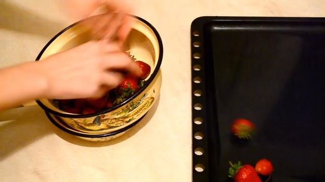 Как заморозить клубнику.Замороженная клубника -самый лучший способ сохранить витамины. смотреть онлайн