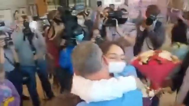 Юлия Зыкова прилетела домой смотреть онлайн