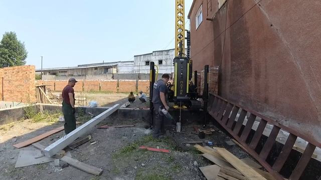 Забивка 8 метровой составной сваи в труднодоступном месте смотреть онлайн