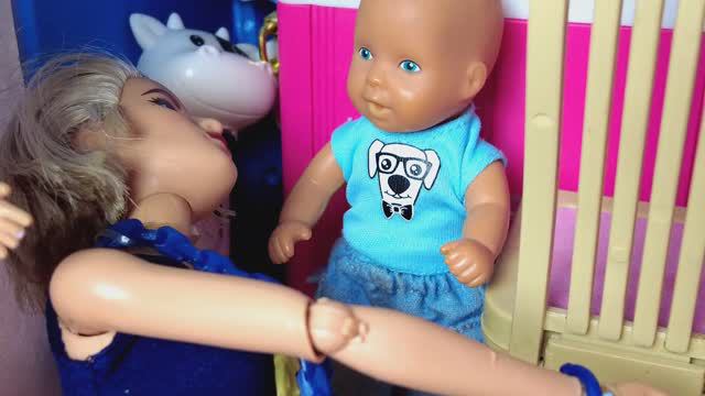 КАК БАБУШКА СТАЛА ПУПСИКОМ👶😋😅 Катя и Макс НЯНЬКИ) Веселая семейка куклы БАРБИ истории ДАРИНЕЛКА Т смотреть онлайн